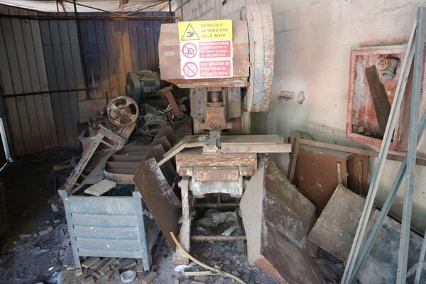 90#70720 Magazzino materie prime e macchinari per caminetti in vendita - foto 26