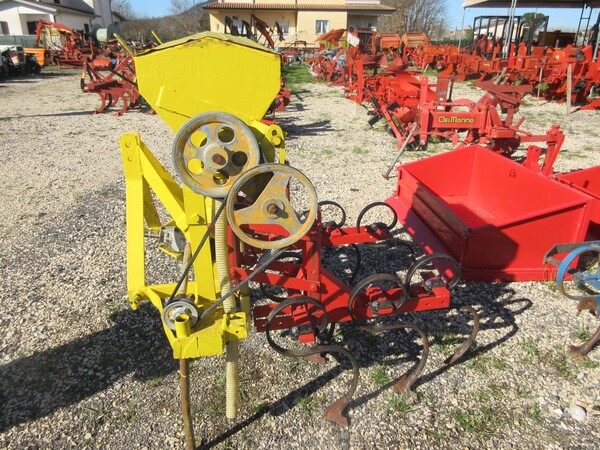 320#7088 Spargitore di concime e sementi in vendita - foto 2