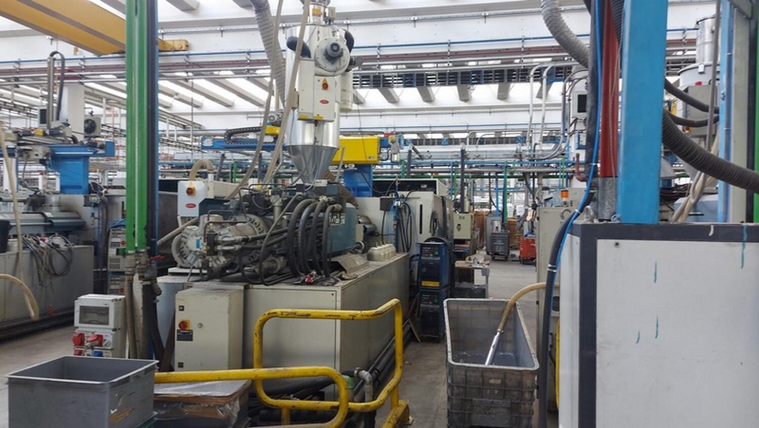 Lot BMB injection molding machine