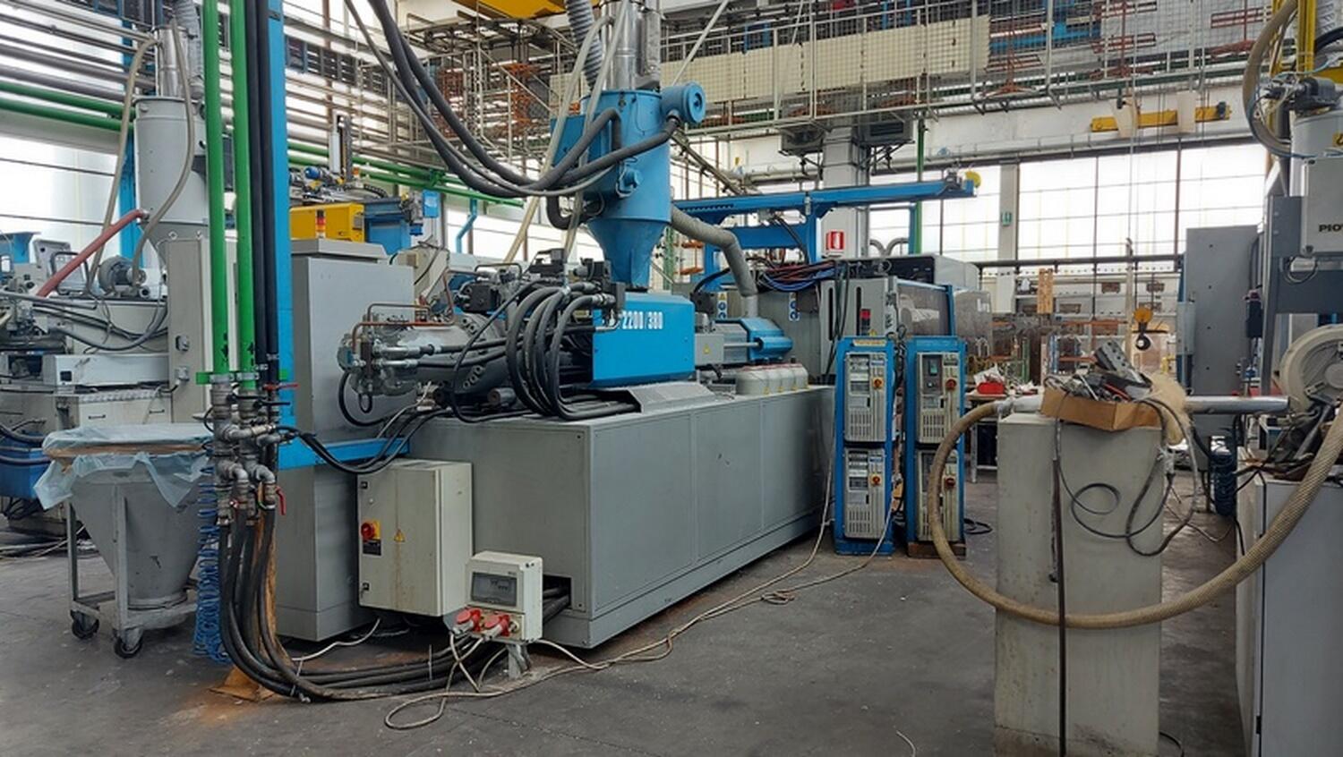 Lot BMB injection molding machine