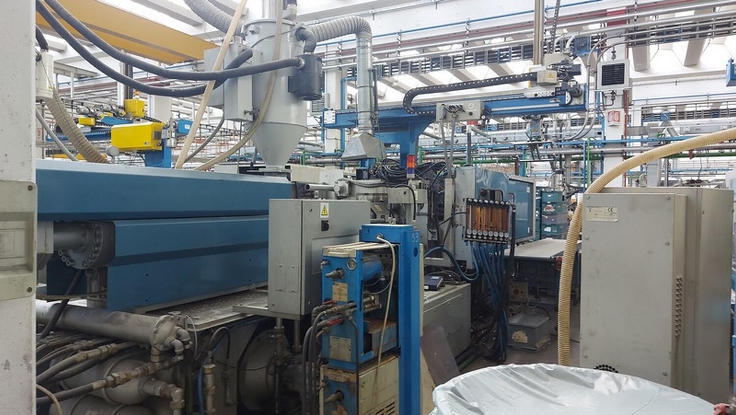 Lot BMB injection molding machine