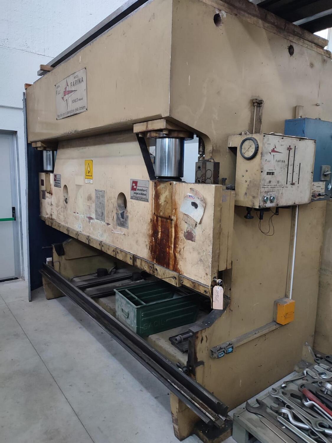 Lot Flour hydraulic press brake