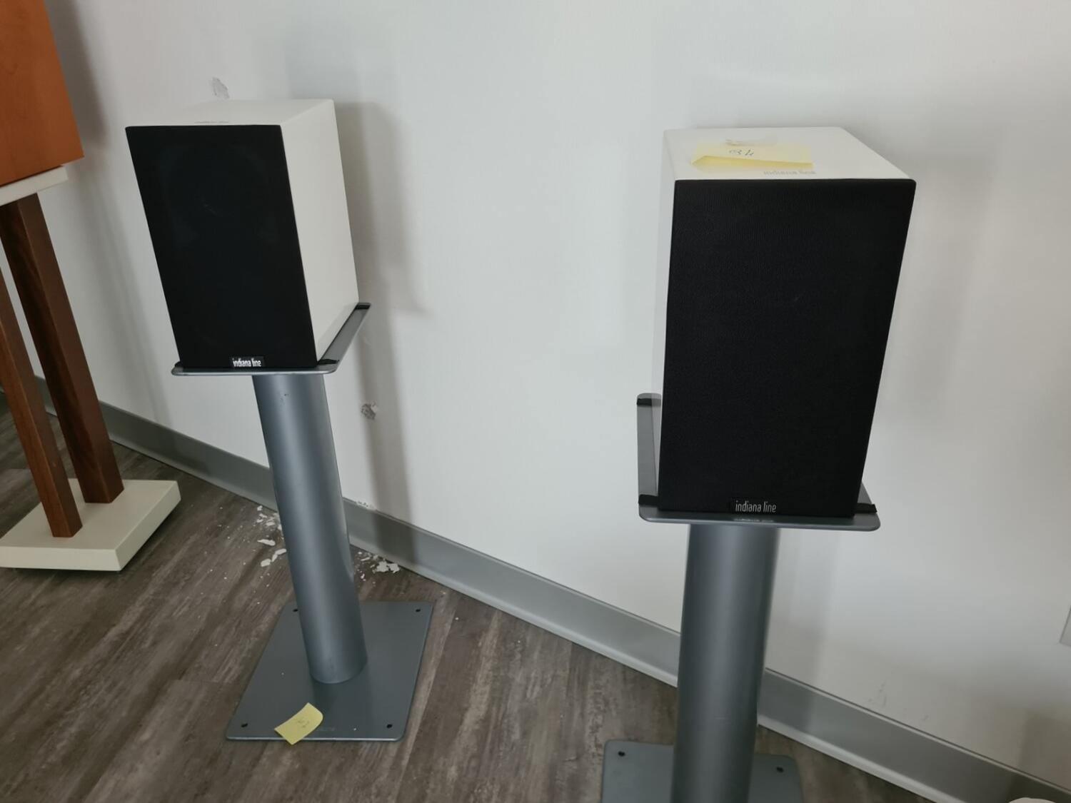 Lot Indiana Line speakers