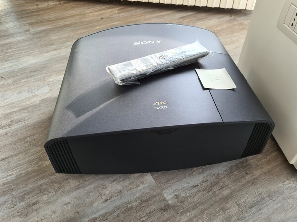 23#7255 Proiettore Sony e telo proiezione Skyfix in vendita - foto 2