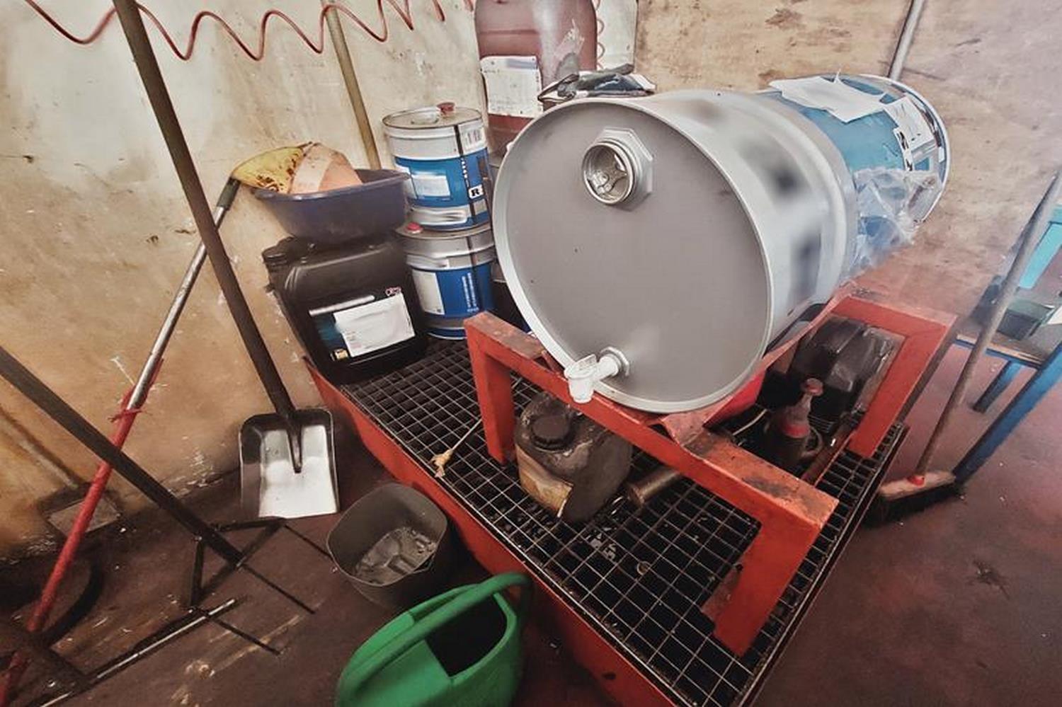 Lot Oil collection tank