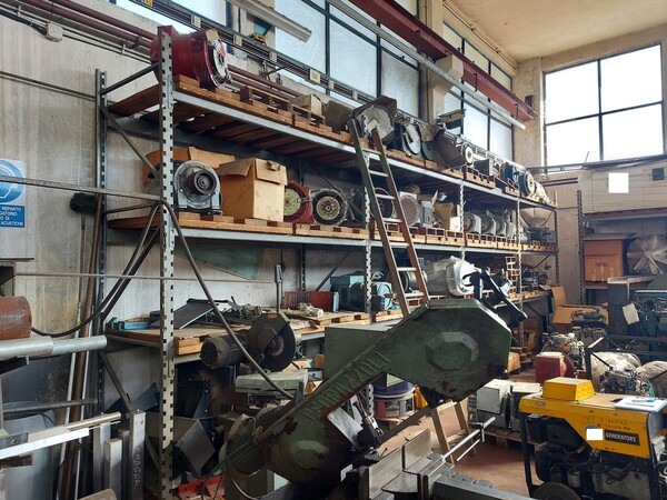 31#7333 Scaffalatura con componentistica gruppi elettrogeni in vendita - foto 2