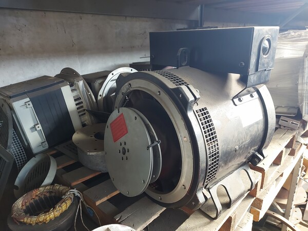 31#7333 Scaffalatura con componentistica gruppi elettrogeni in vendita - foto 3