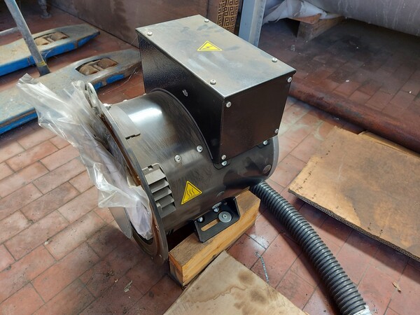 31#7333 Scaffalatura con componentistica gruppi elettrogeni in vendita - foto 18