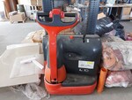 Image 2 - Linde L10 electric pallet truck - Lot 38 (Auction 7341)