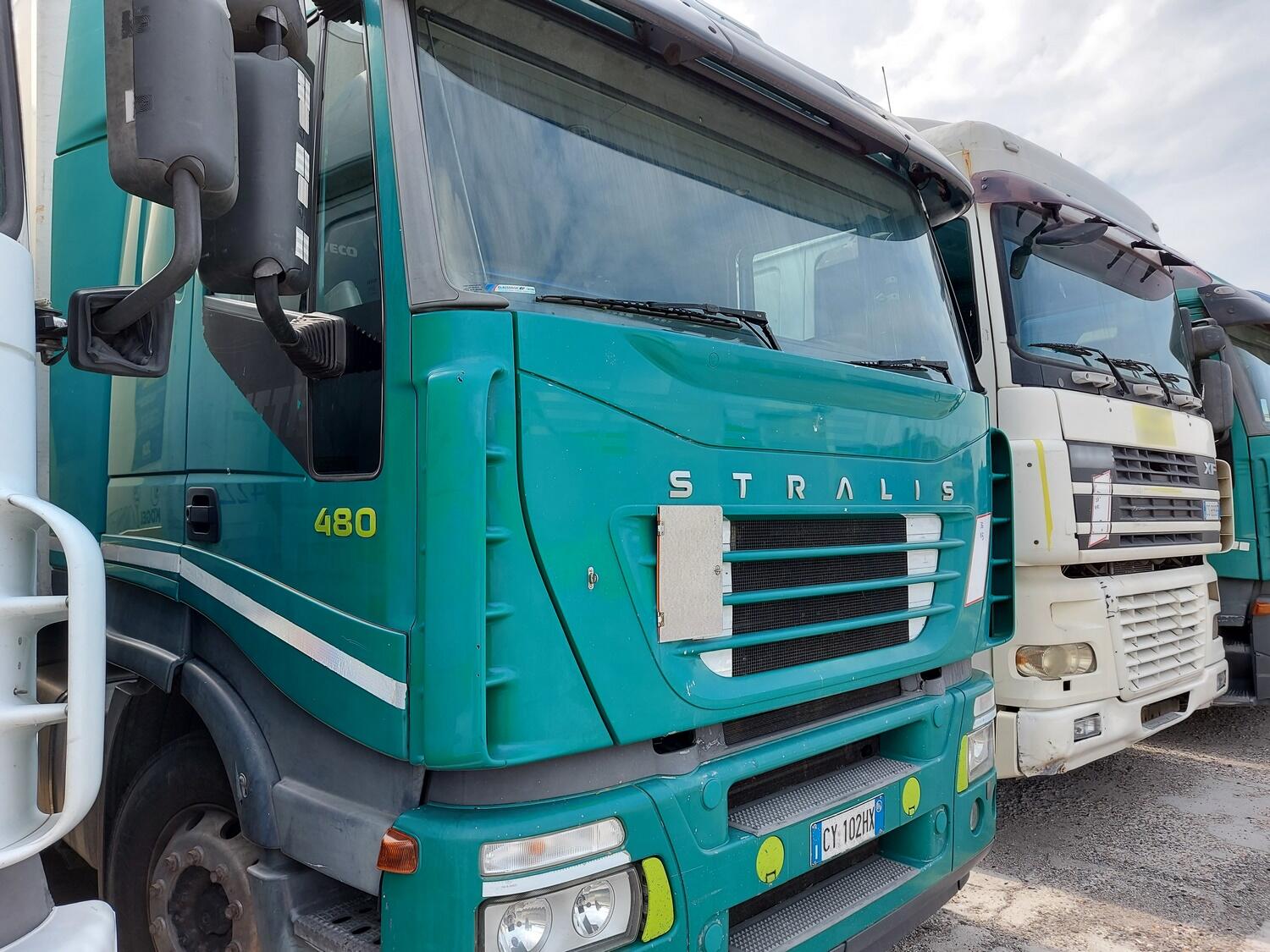 Lot Iveco Stralis AS440ST/71 road tractor