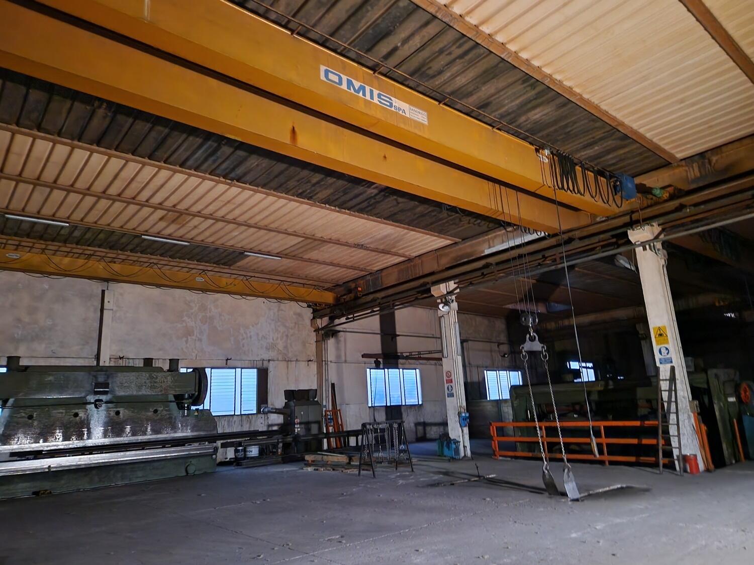 Lot overhead cranes