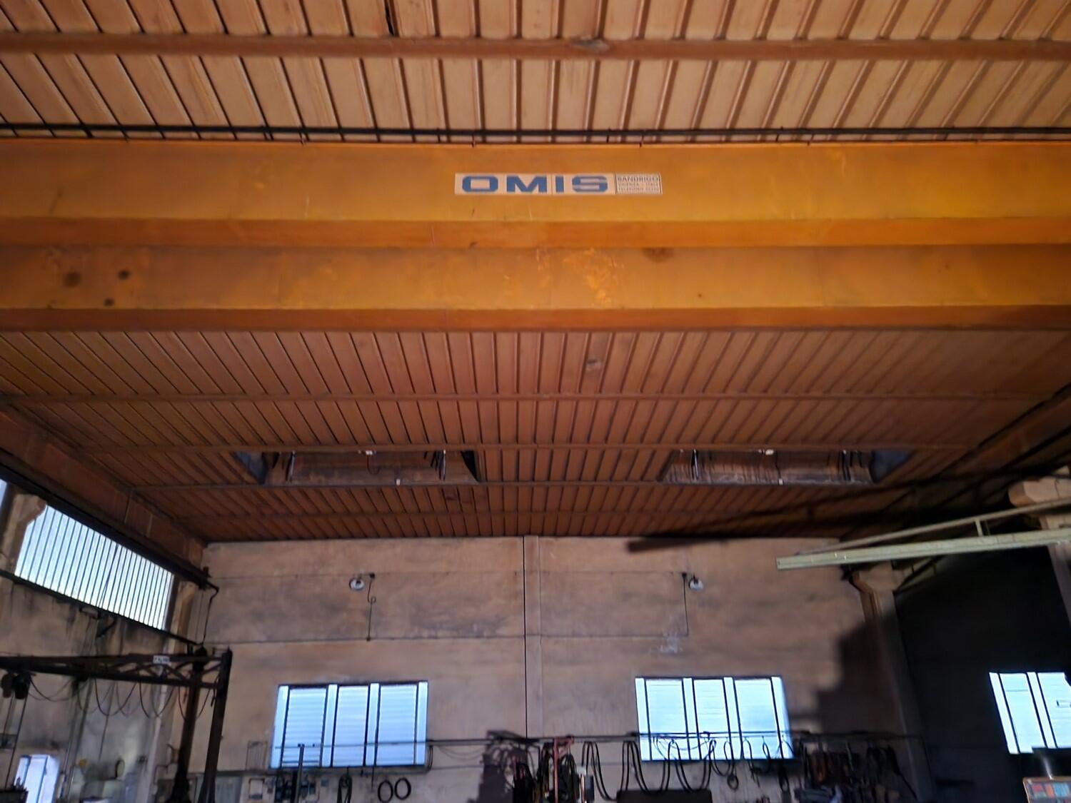 Lot overhead cranes
