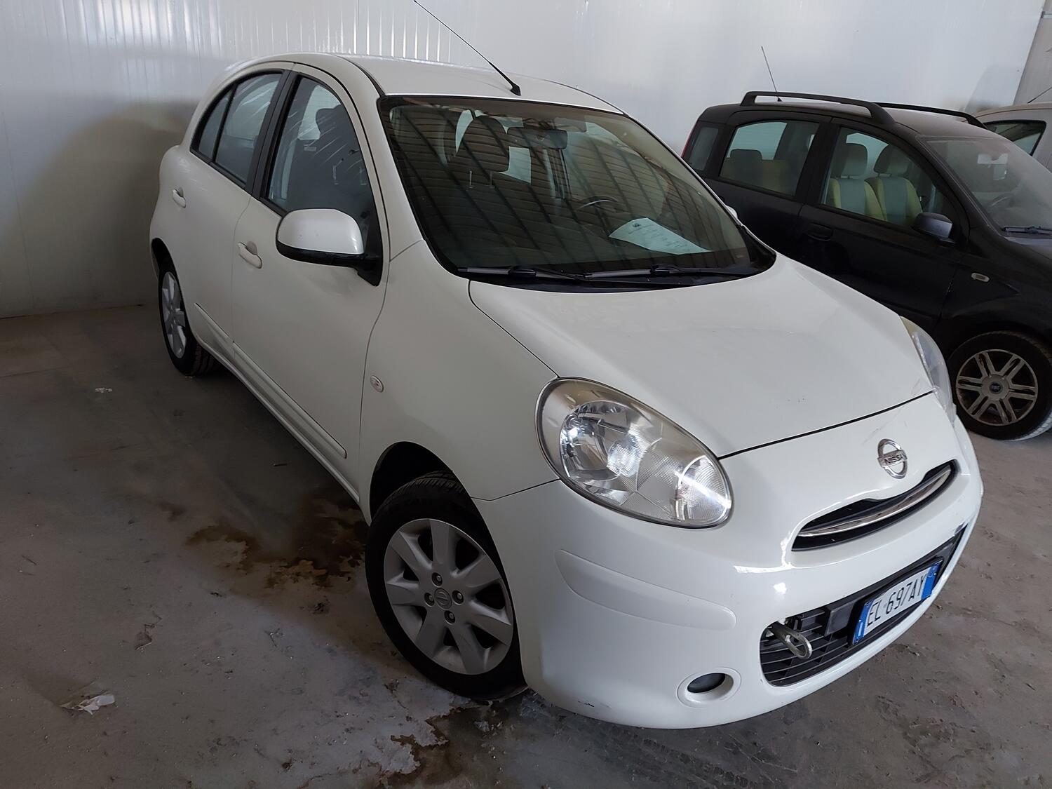 Lot Nissan Micra car