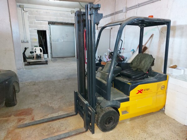 2#7517 Carrello elevatore Om e carica batteria Atib in vendita - foto 1