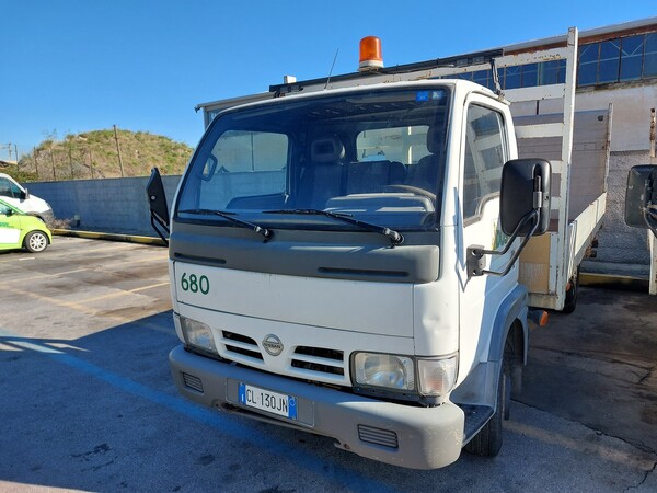 2#7528 Autocarro con pianale Nissan in vendita - foto 1