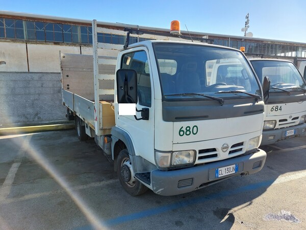 2#7528 Autocarro con pianale Nissan in vendita - foto 2