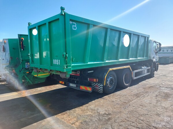 21#7528 Autocarro con scarrabile Iveco in vendita - foto 3