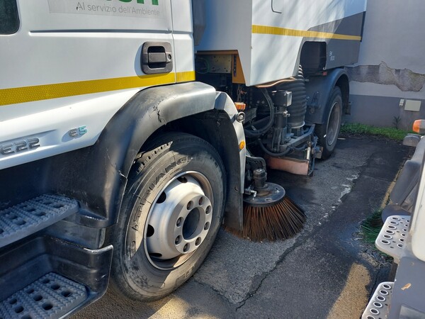 28#7528 Spazzatrice Iveco in vendita - foto 3