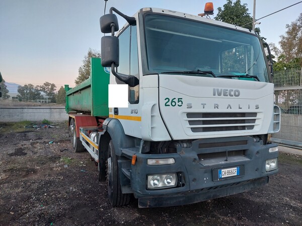 43#7528 Autocarro con scarrabile Iveco in vendita - foto 1