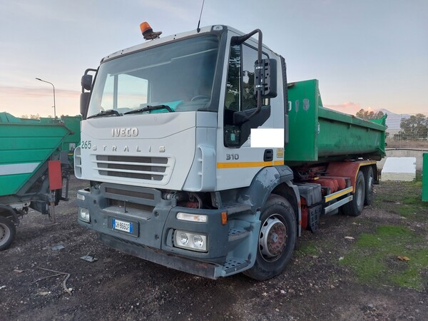 43#7528 Autocarro con scarrabile Iveco in vendita - foto 2