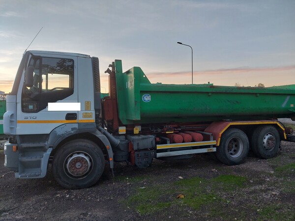 43#7528 Autocarro con scarrabile Iveco in vendita - foto 3