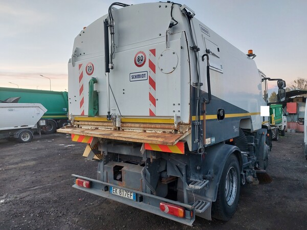 45#7528 Spazzatrice Iveco in vendita - foto 3