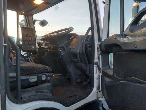 45#7528 Spazzatrice Iveco in vendita - foto 13