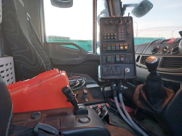 45#7528 Spazzatrice Iveco in vendita - foto 14