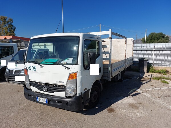 55#7528 Autocarro con pianale Nissan in vendita - foto 2