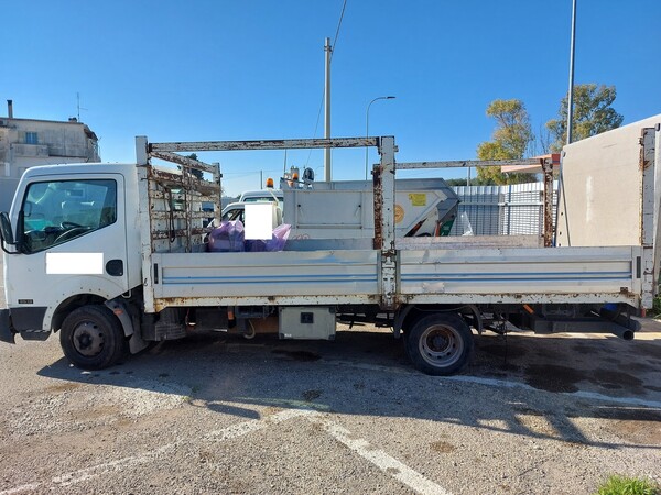 55#7528 Autocarro con pianale Nissan in vendita - foto 3