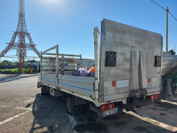55#7528 Autocarro con pianale Nissan in vendita - foto 4