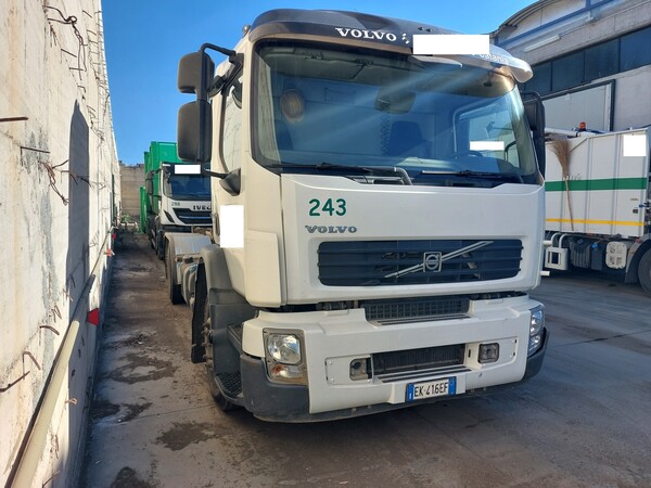 74#7528 Autocarro con scarrabile Volvo in vendita - foto 1