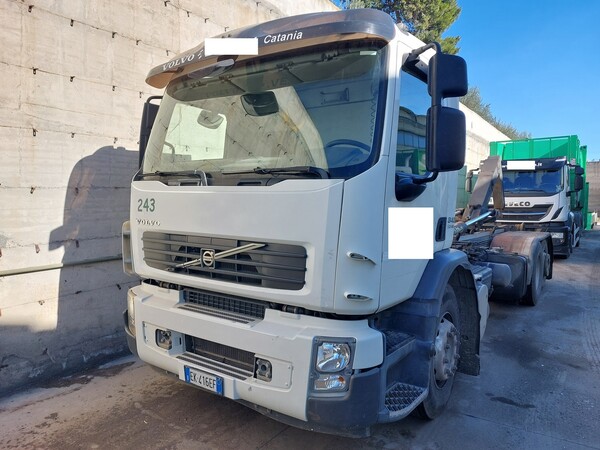 74#7528 Autocarro con scarrabile Volvo in vendita - foto 2