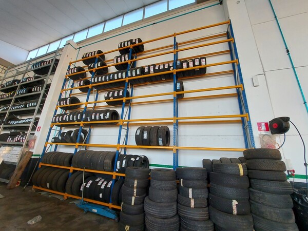 1#7544 Scaffalatura per pneumatici in vendita - foto 1