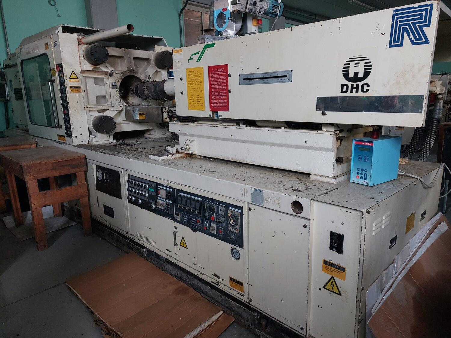 Lot Dong Shin Rutil injection molding machine