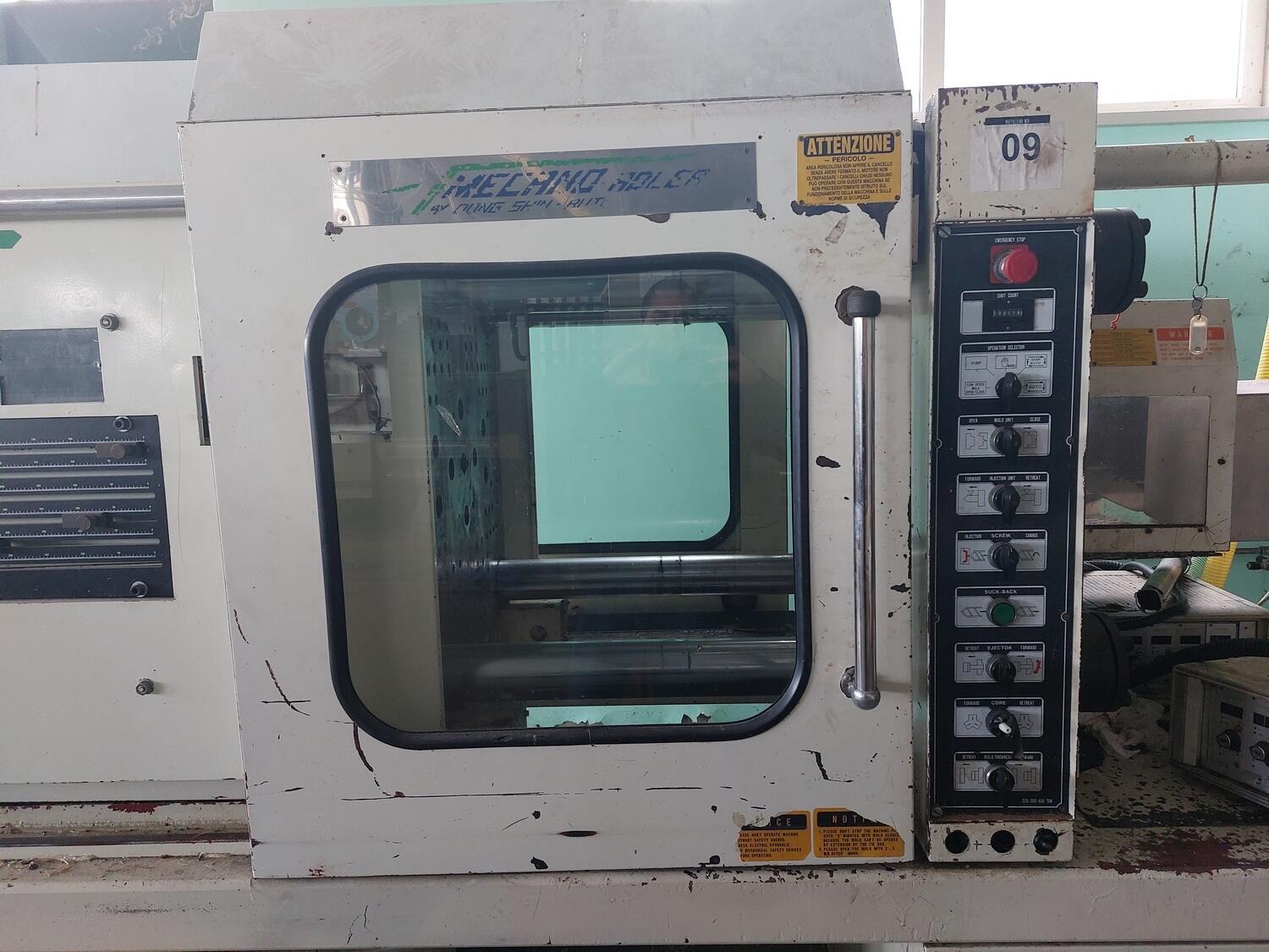 Lot Dong Shin Rutil injection molding machine