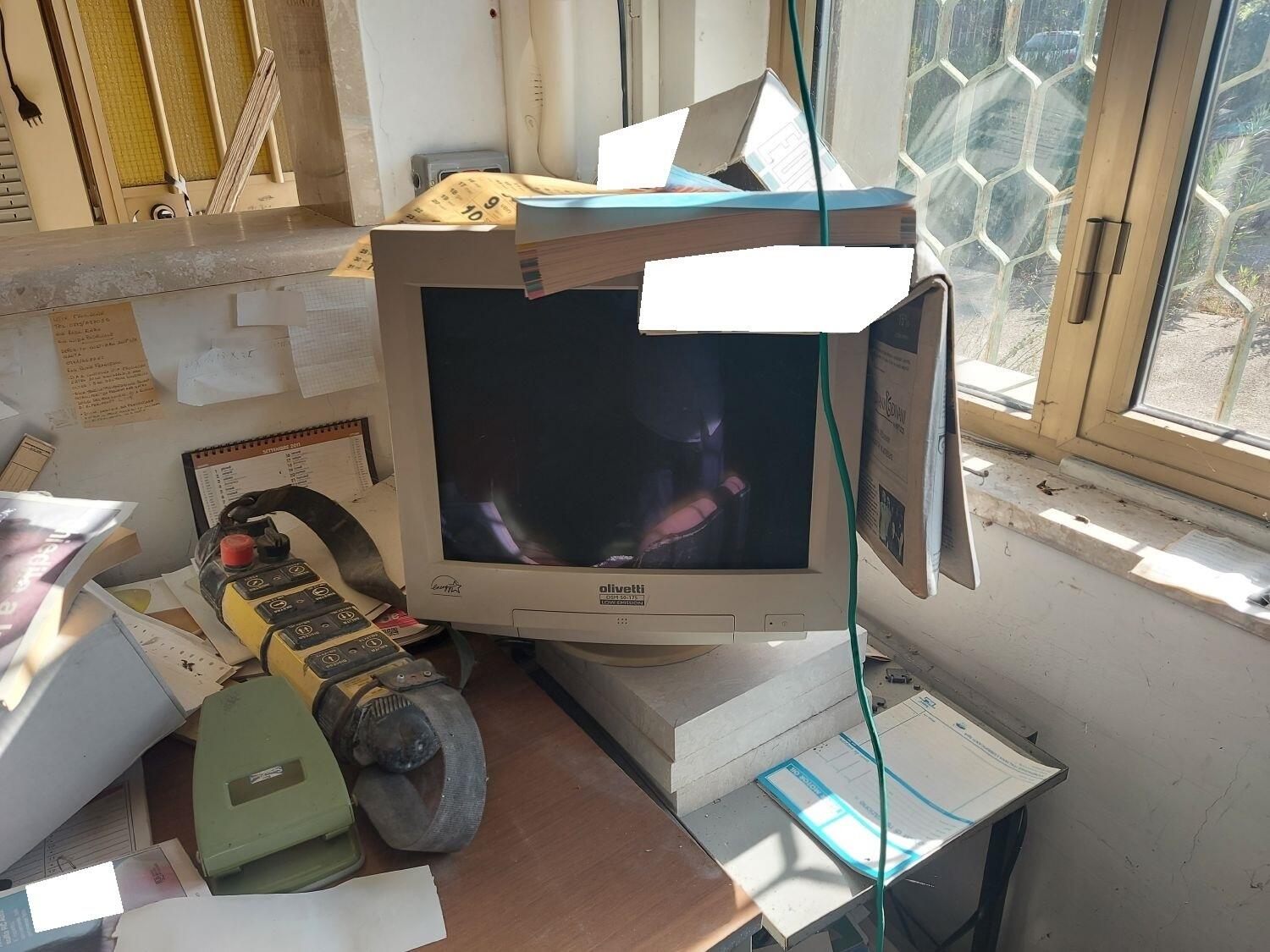 Lot Office equipment
