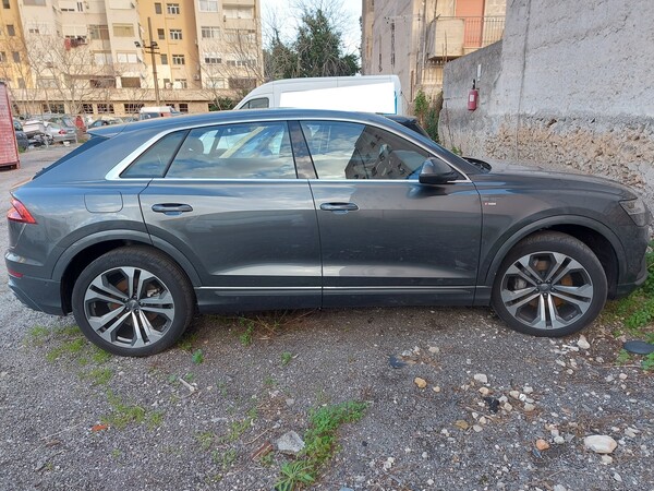 104#7622 Autovettura Audi Q8 in vendita - foto 2