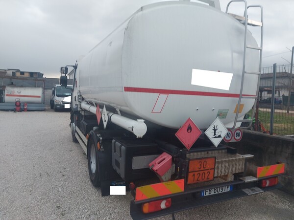 7#7657 Camion cisterna Renault trucks in vendita - foto 5