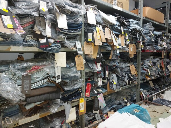 2#7660 Abbigliamento in vendita - foto 2