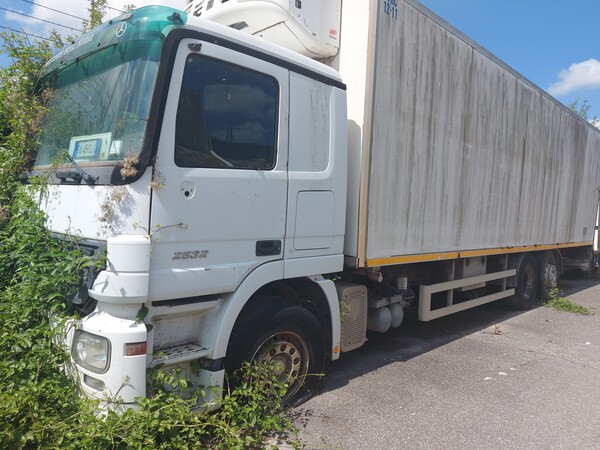 16#7675 Autocarro isotermico Mercedes Actros in vendita - foto 1