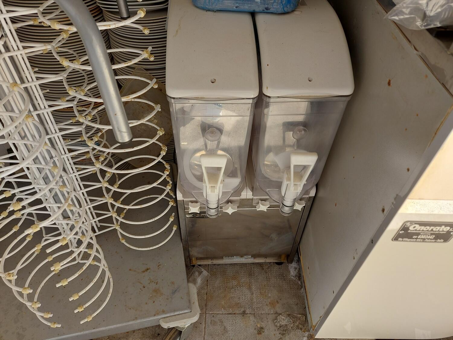 Lot Equipment and furnishings for catering