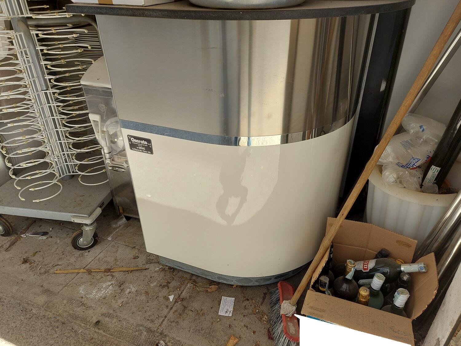 Lot Equipment and furnishings for catering