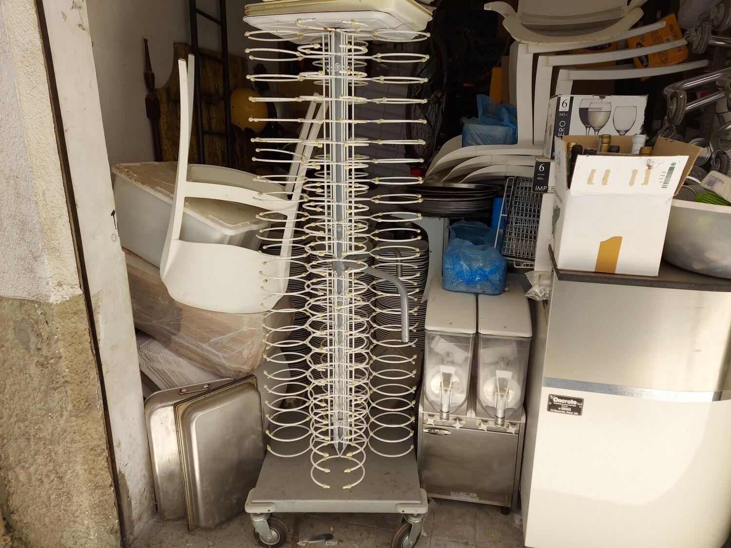 Lot Equipment and furnishings for catering