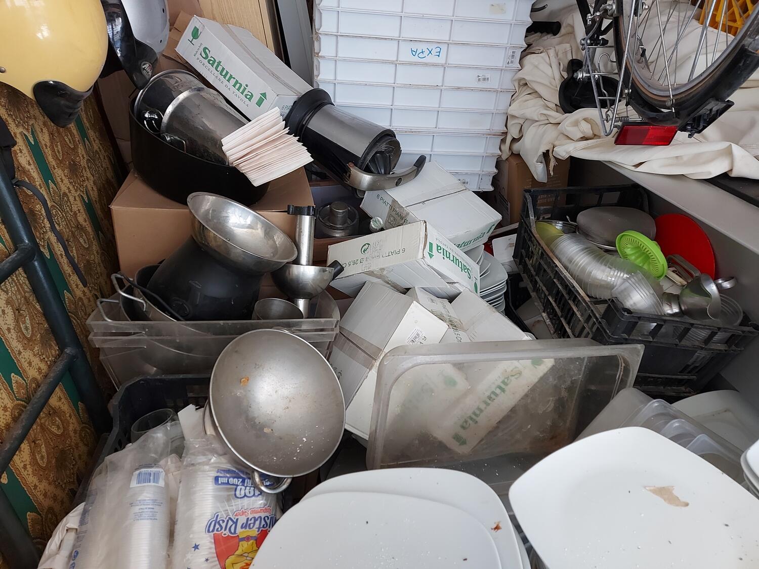 Lot Equipment and furnishings for catering