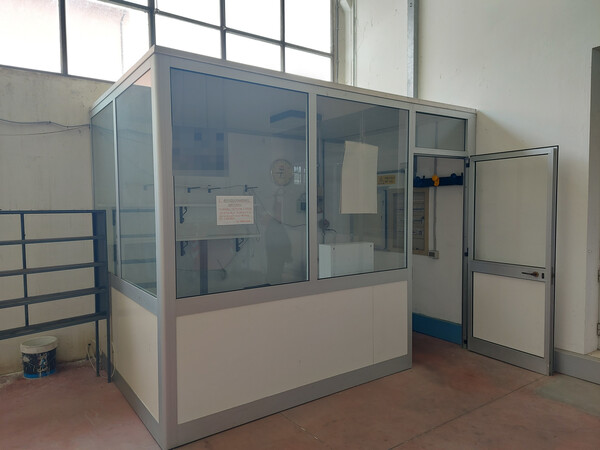 3#7700 Arredi ufficio e infissi in vendita - foto 1