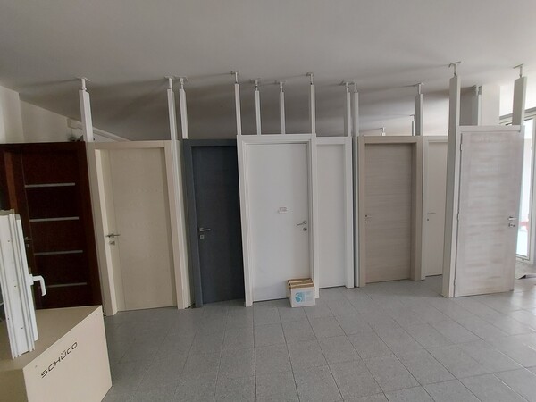 3#7700 Arredi ufficio e infissi in vendita - foto 2