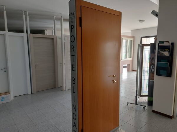 3#7700 Arredi ufficio e infissi in vendita - foto 3