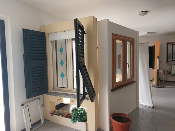 3#7700 Arredi ufficio e infissi in vendita - foto 4