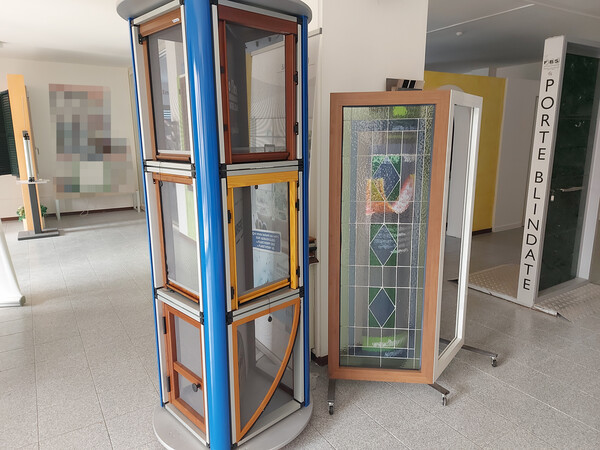 3#7700 Arredi ufficio e infissi in vendita - foto 5